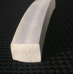 Folha autoadesiva da esponja do silicone parcialmente em volta da superfície lisa da tira de borracha