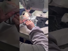 Máquina de costura computadorizada para fixação de almofadas de ombro aos buracos dos braços e para aparar bordas